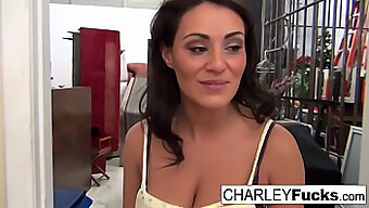 La Bionda Dalle Grandi Tette Charley Si Concede Una Masturbazione Solitaria